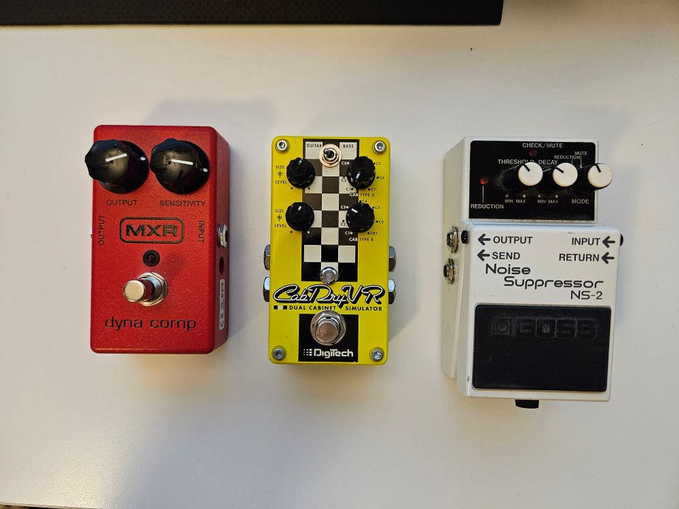 3 pedaalia (BOSS NS-2, Digitech CabDryVR, MXR dyna comp)