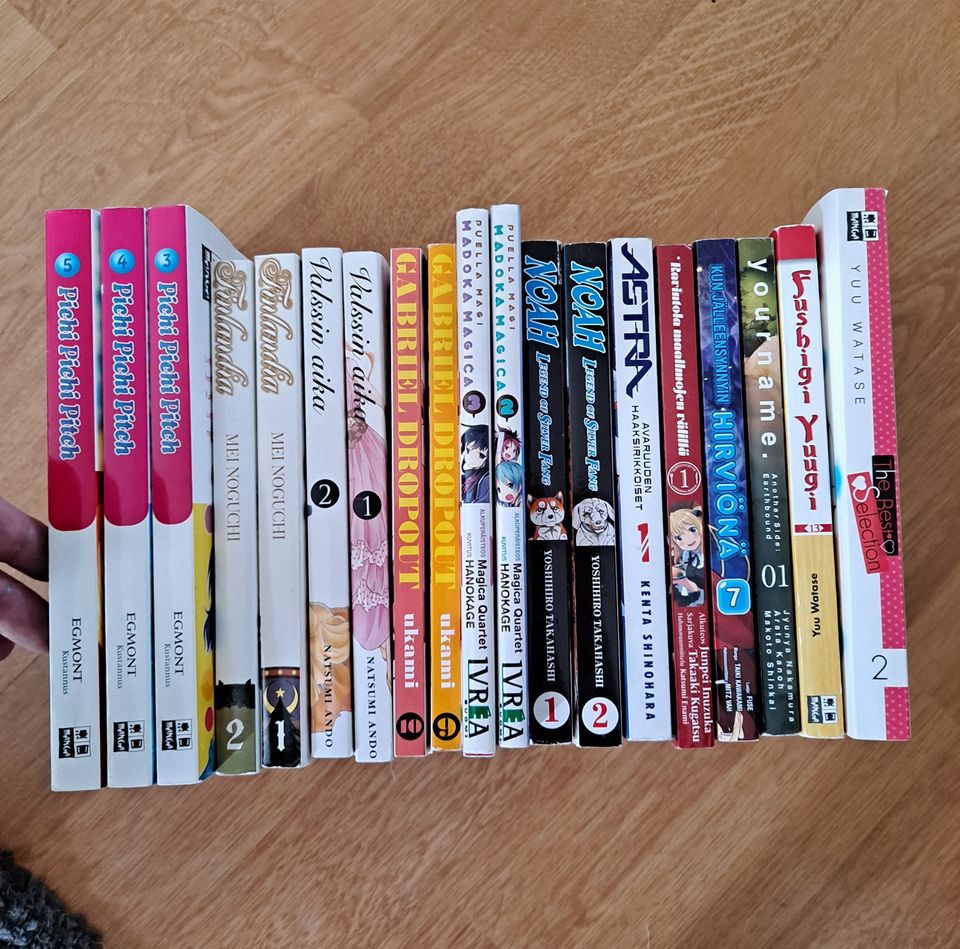 19 kpl. erilaisia suomenkielisiä manga-kirjoja.