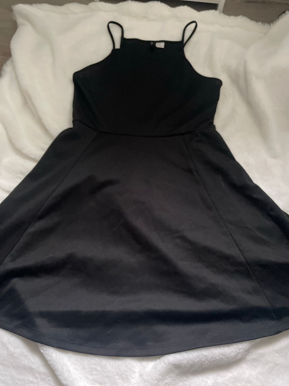 Musta mekko naisille