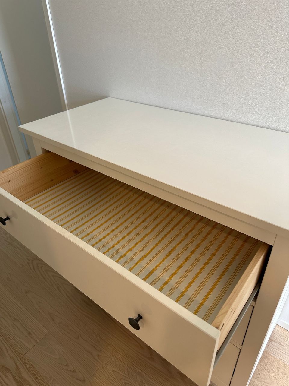 Myydään 2 Hemnes lipastoa