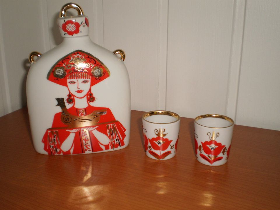 Lomonosov karahvi ja kaksi snapsikuppia