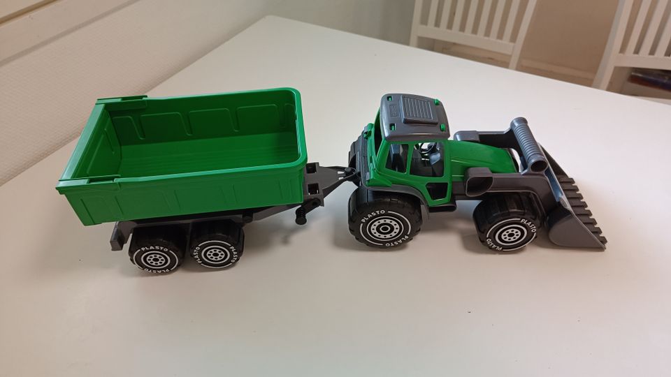 Plasto traktori ja kärry