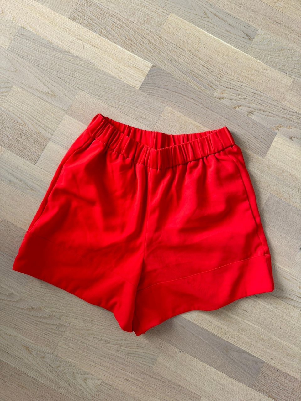 Loose fit punaiset shortsit