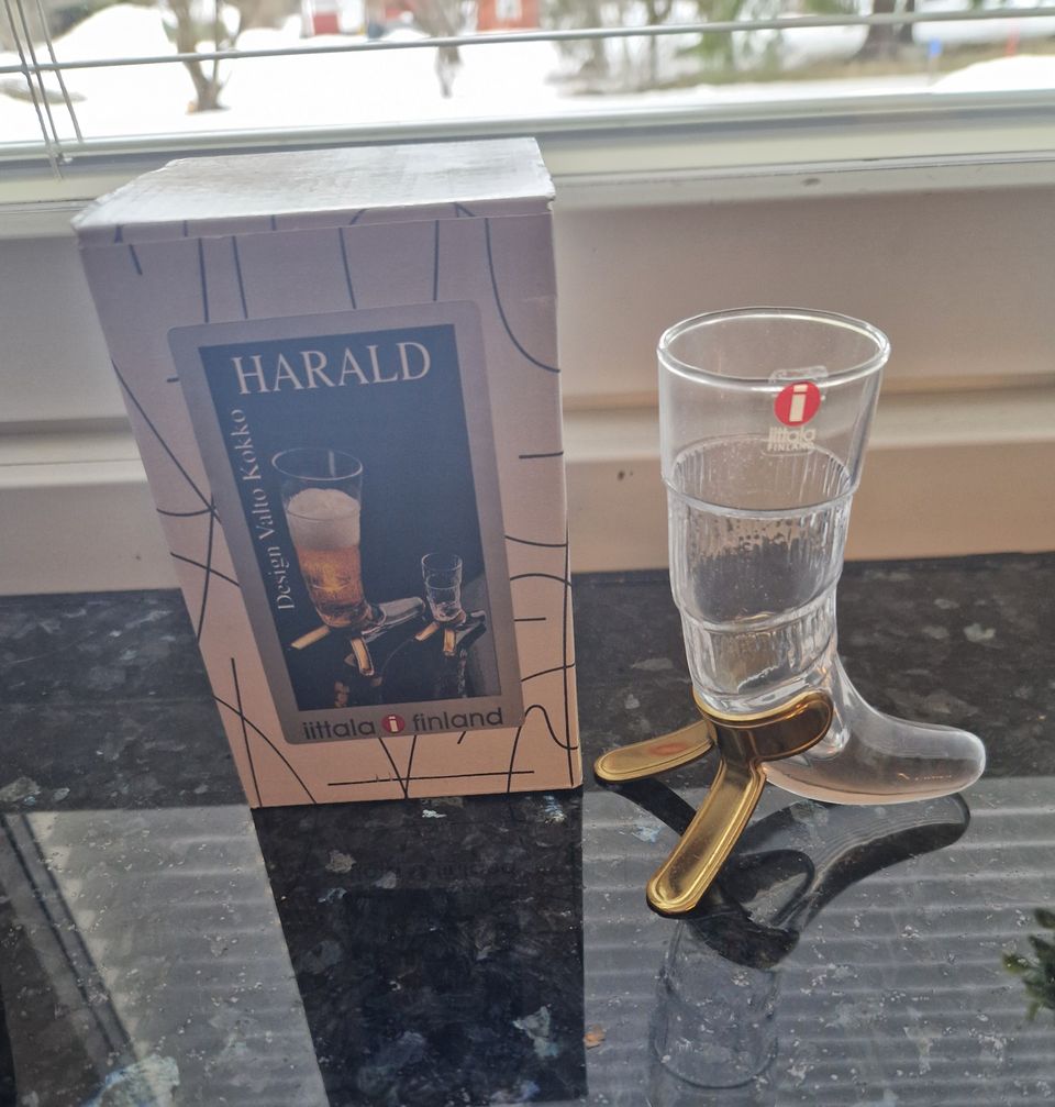 Harald pieni sarvi laatikossaan