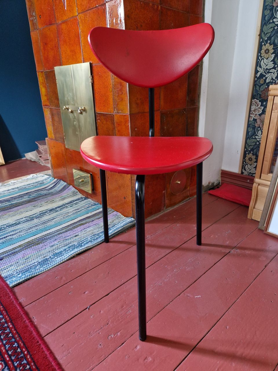 Kolmijalkainen vintage tuoli