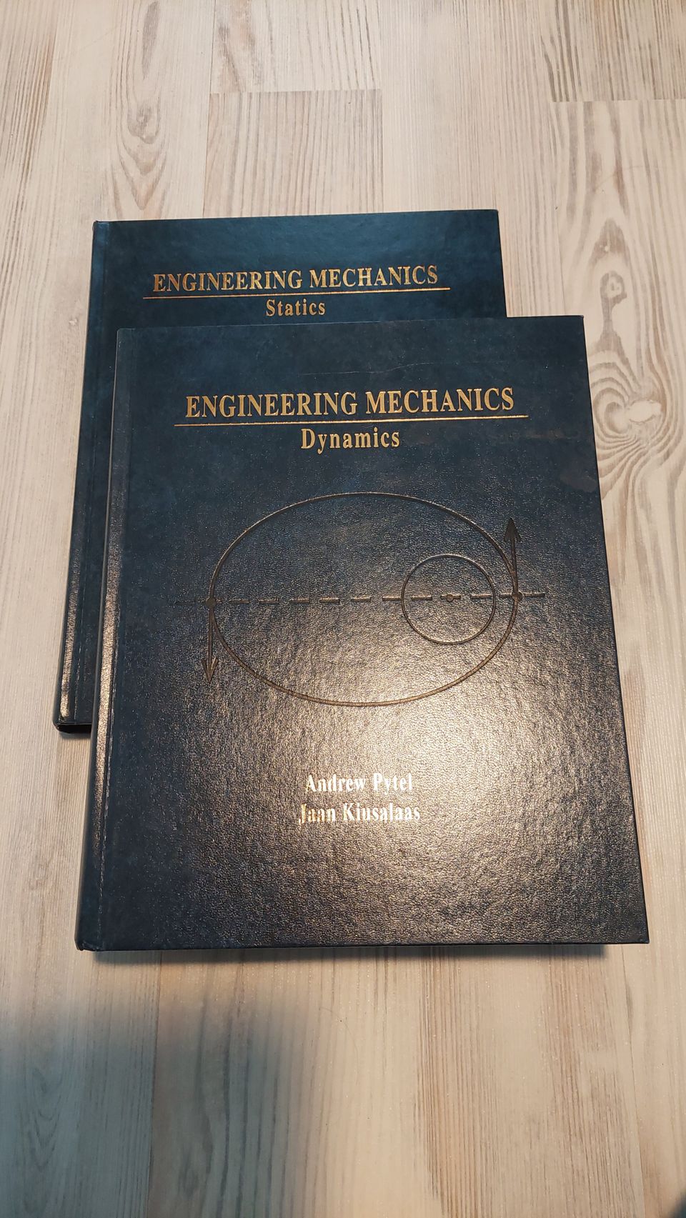 Engineering mechanics -kirjat