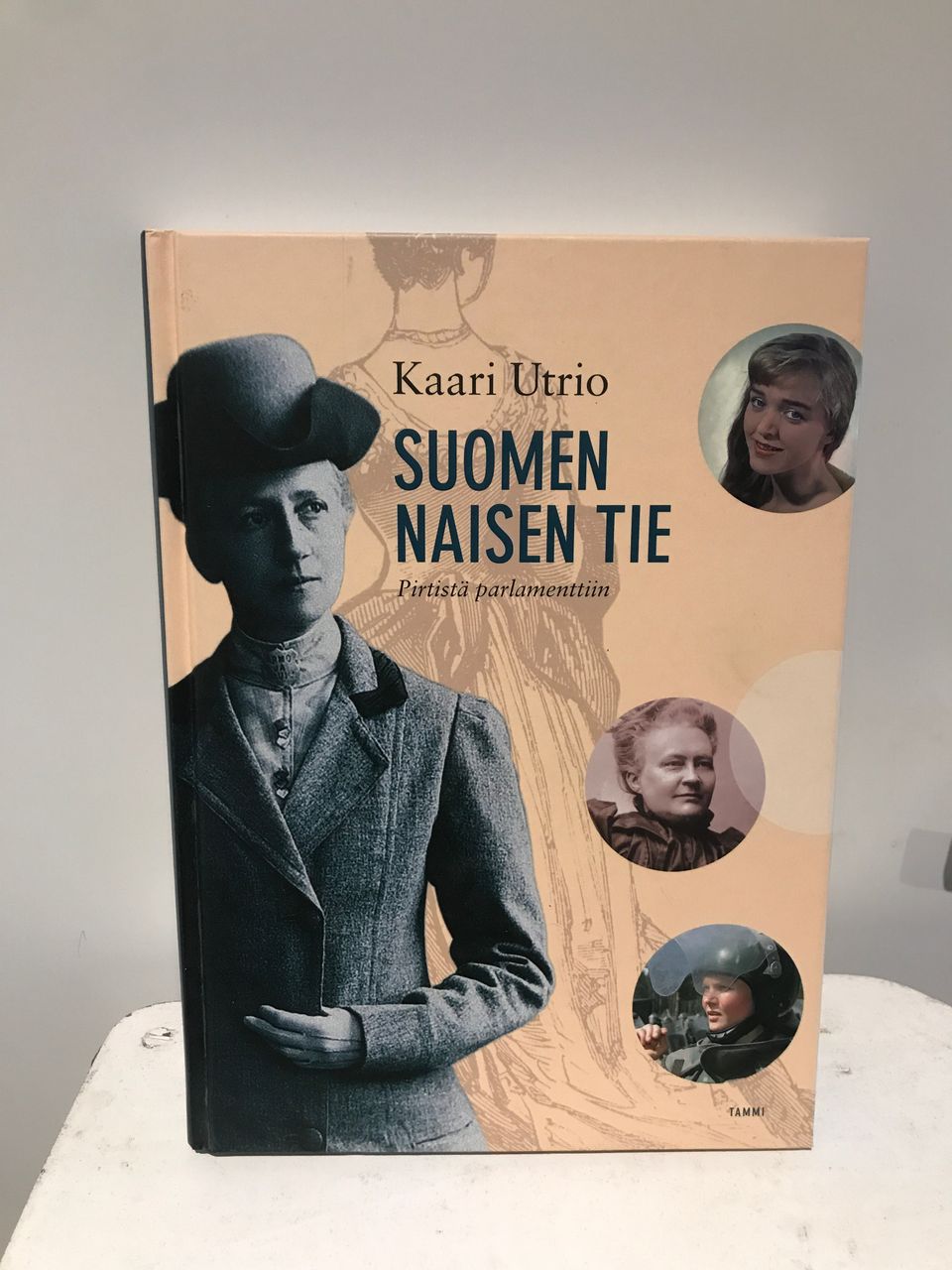 Kirja Suomen naisen tie, Kaari Utrio