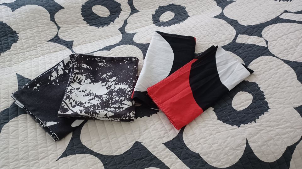 Marimekko Tuuli tyynynpäälliset 2 kpl sekä Marimekko Kaivokankaasta kapat 2 kpl