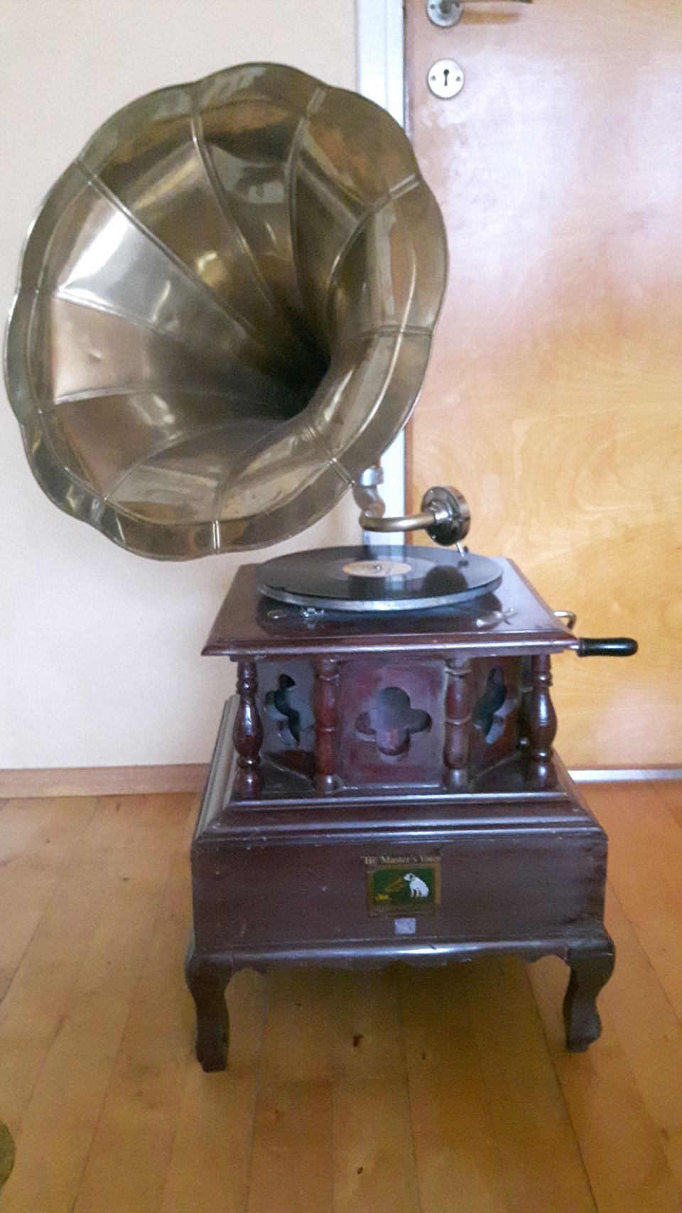 Upea jalallinen torvigramofoni, His Master's Voice