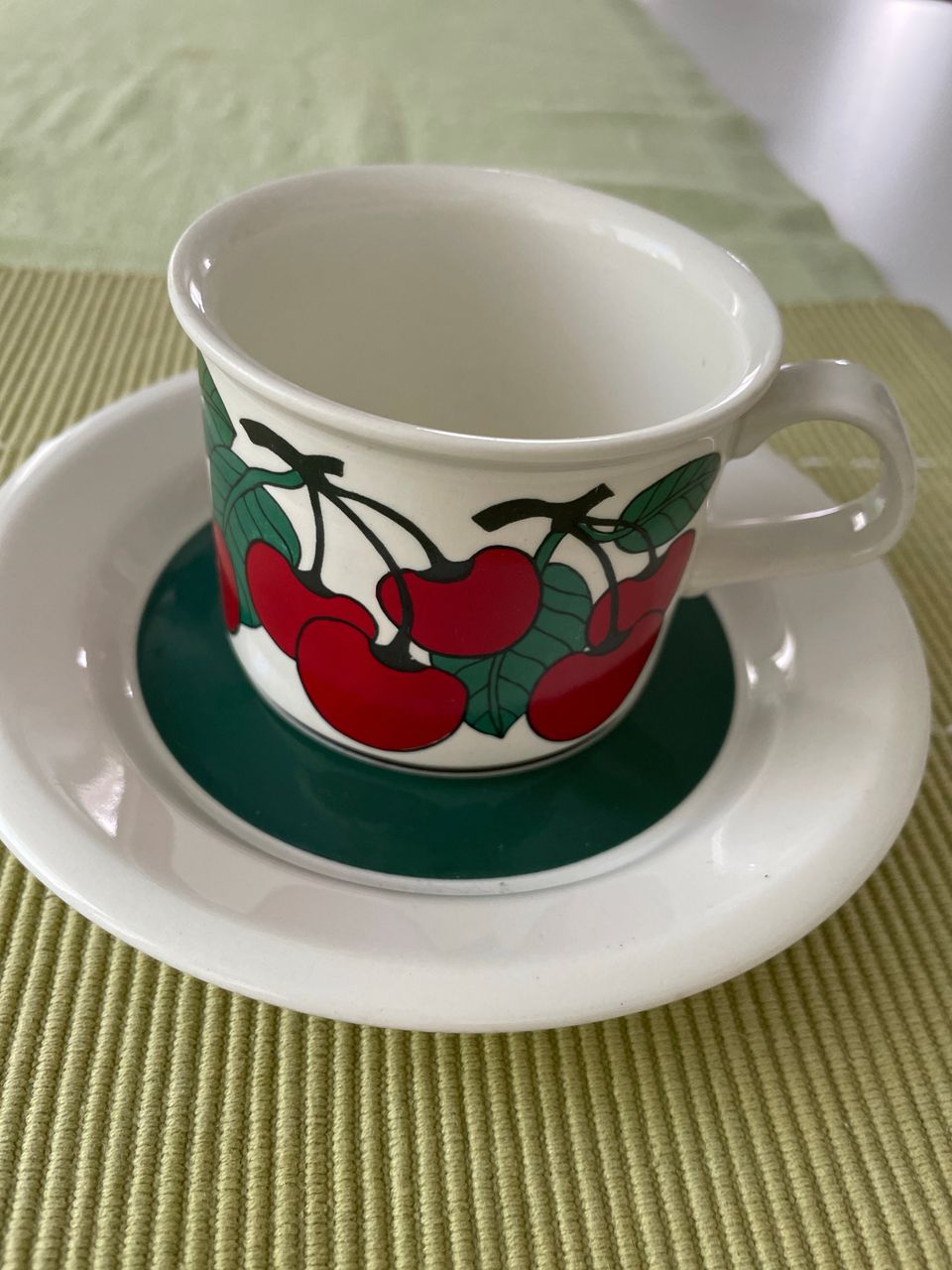 Arabia Kirsikka kahvikuppi ja lautanen