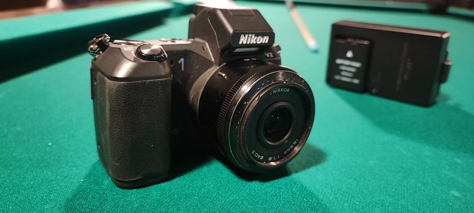 Nikon 1 V2 + 18.5mm f/1.8