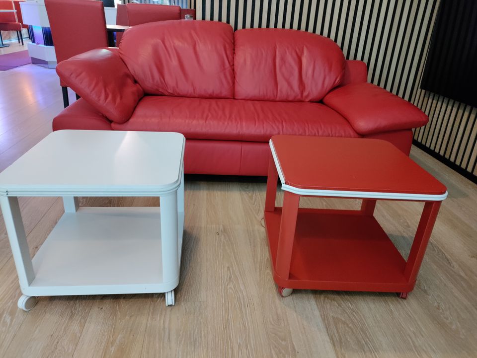 Punainen nahkasohva, 2 Ikean pikkupöytää renkailla ja TV-taso