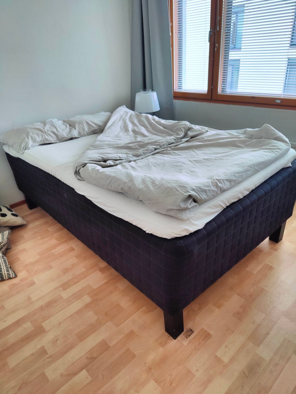 Ikean 120 cm leveä sänky, alle 2 v. vanha (stavanger)