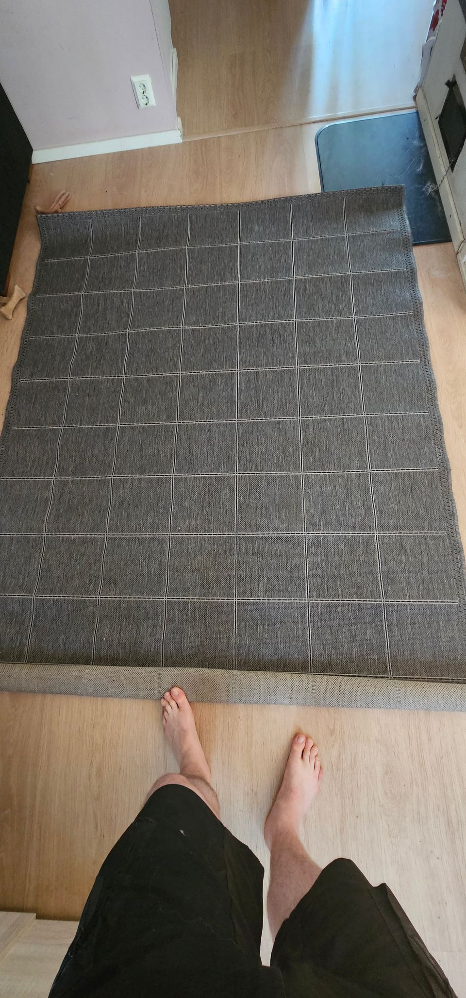 Harmaa ruudullinen matto