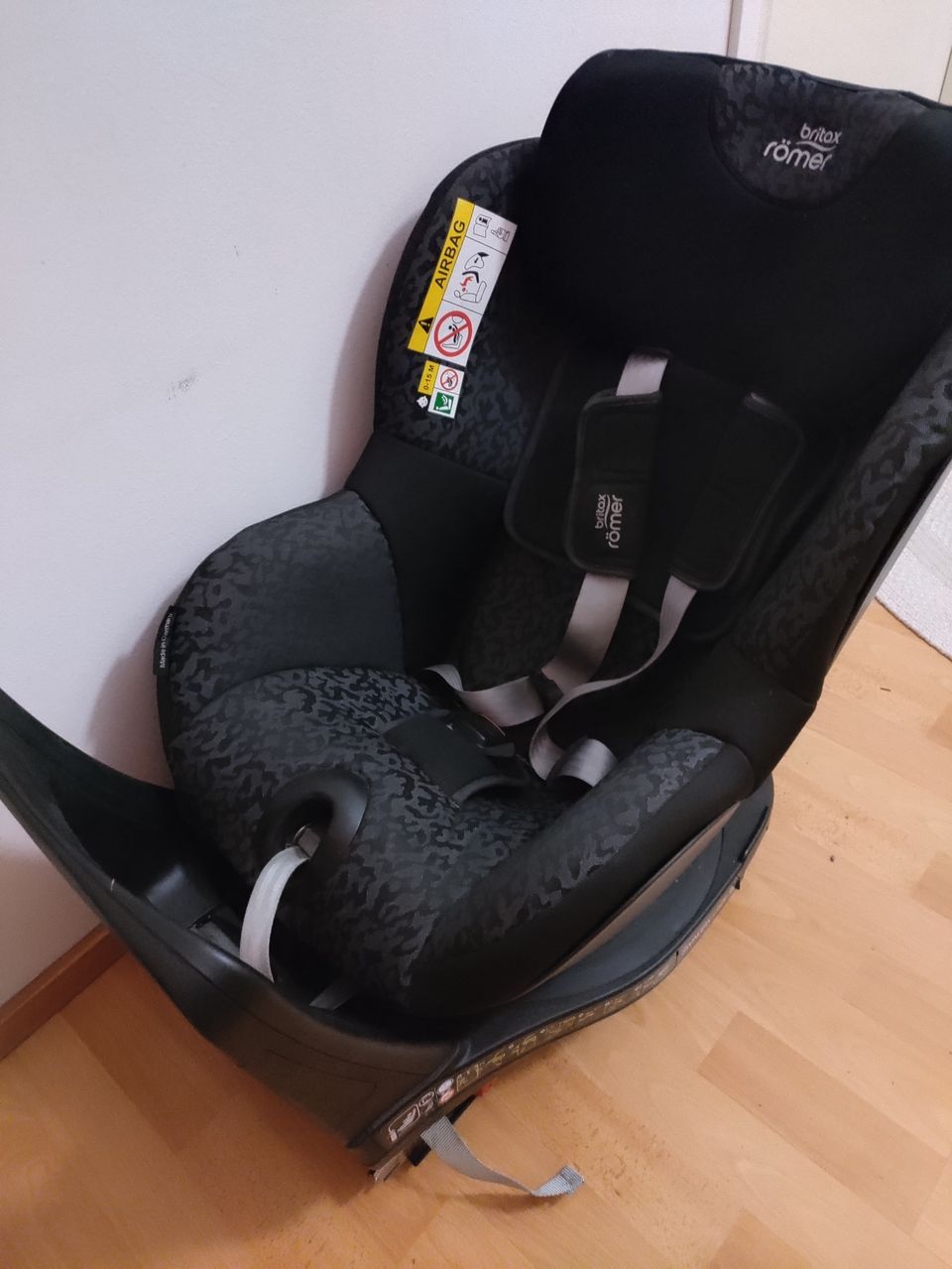 Myydään turvaistuin Britax römer sinfix i-size