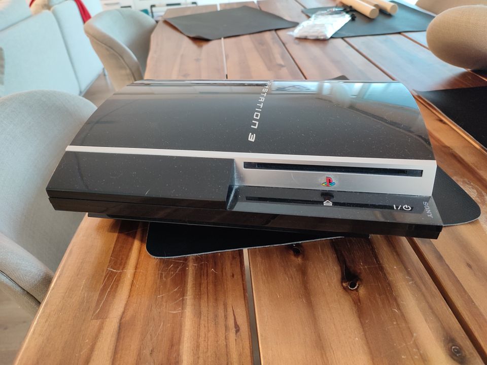 Playstation 3 + ohjain + 4 peliä