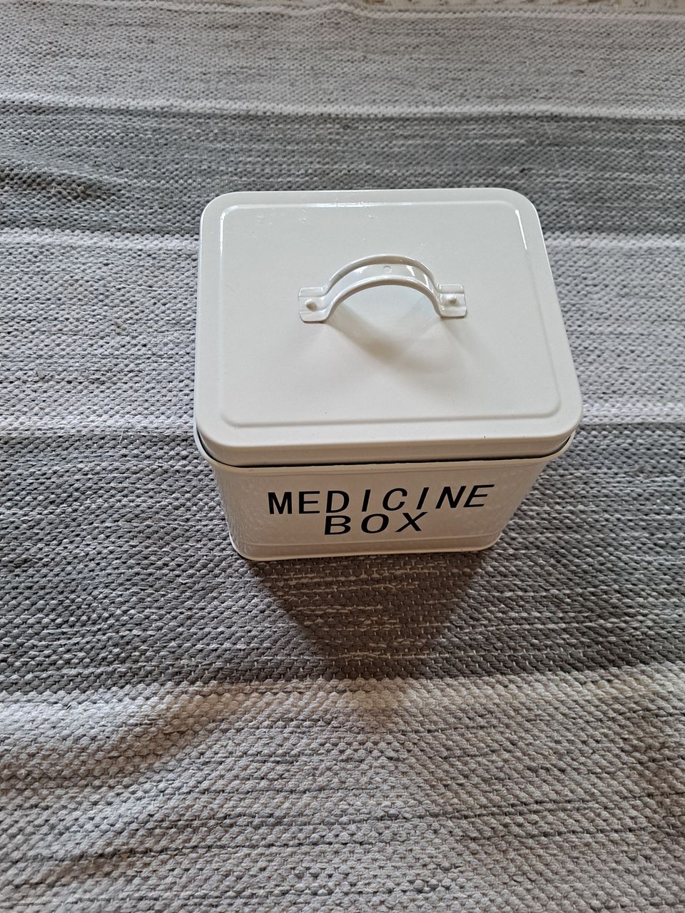 Peltilaatikko "Medicine Box" 18 cm× 18 cm x 15 cm