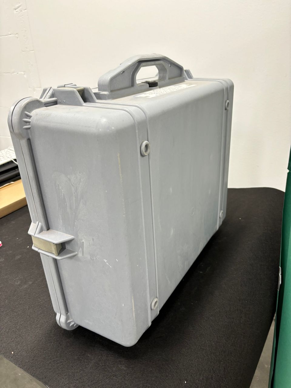 Laadukas harmaa Protector 1600 Case, Peli Products -tarvikelaukku