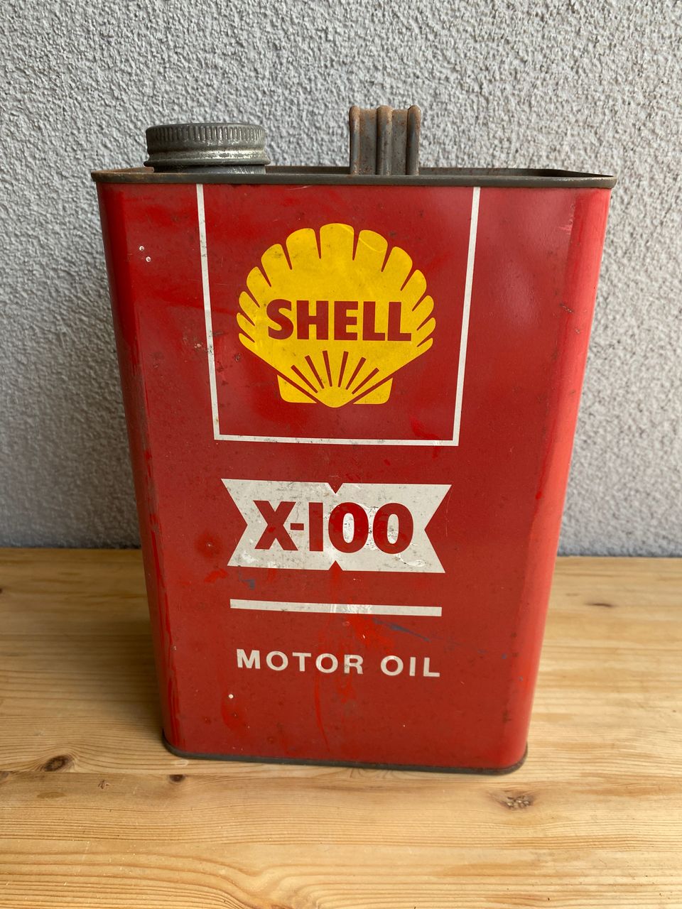 Shell X-100 moottoriöljy vuosikerta punainen metallinen kanisteri