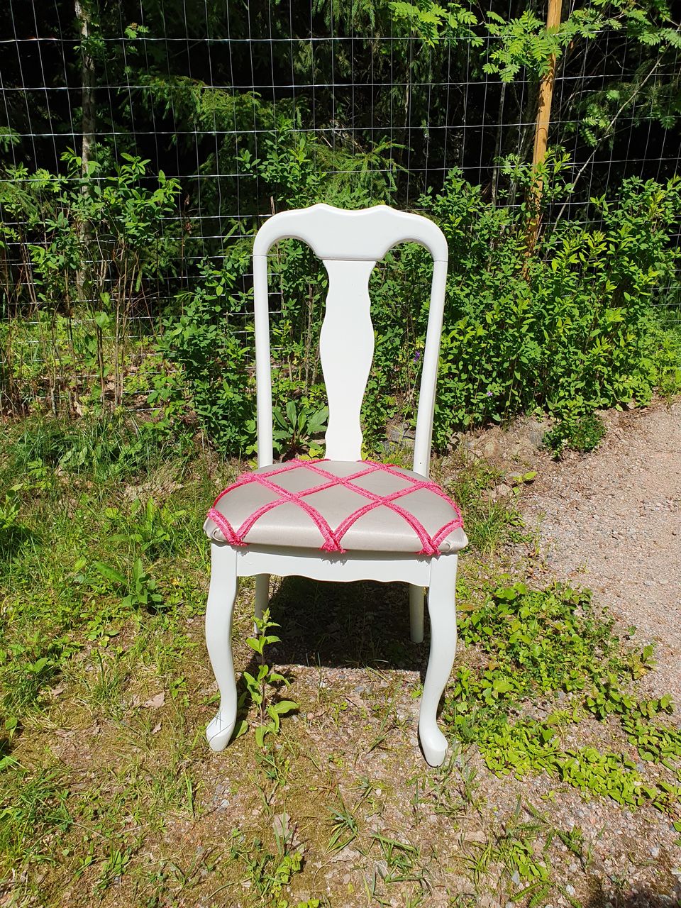 Puutuoli verhoillulla istuimella