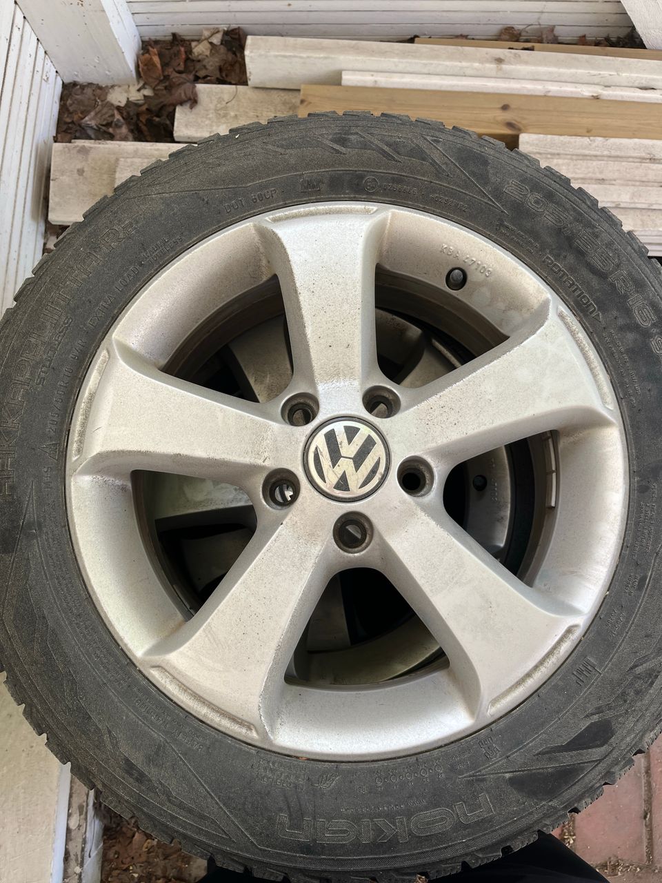 VW aluvanteet 16” ja Nokian Hakkapeliitta Kitkat 205 / 55 R16 94R XL