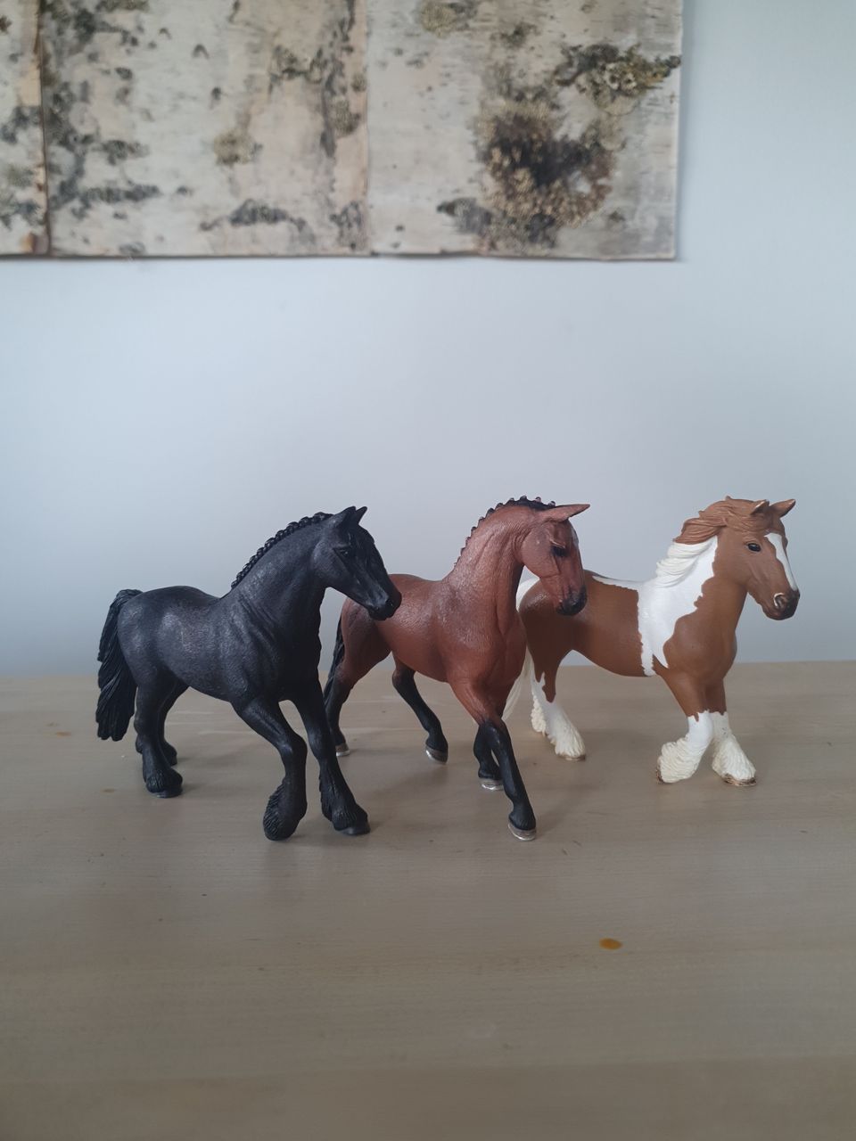 Kolme Schleich hevosta