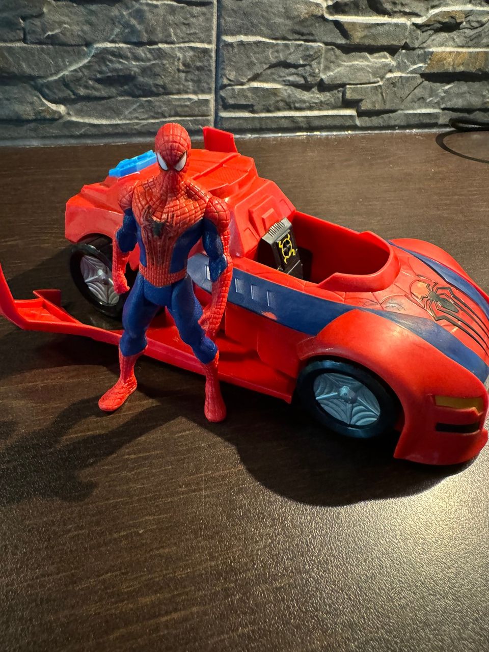 Spiderman -figuuri ja auto