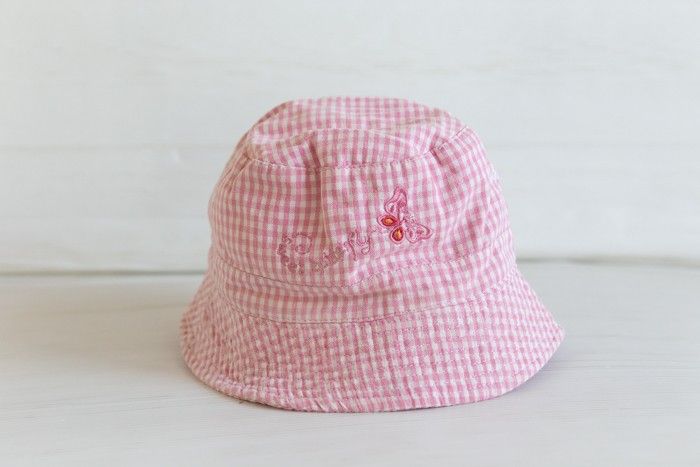 Vaaleanpuna-valkoraidallinen tytön hattu