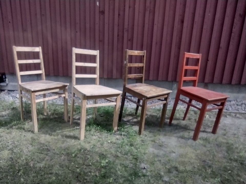Vanhat ruokapöydän tuolit