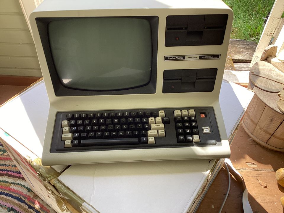 Retro tietokone TRS-80 Model 4