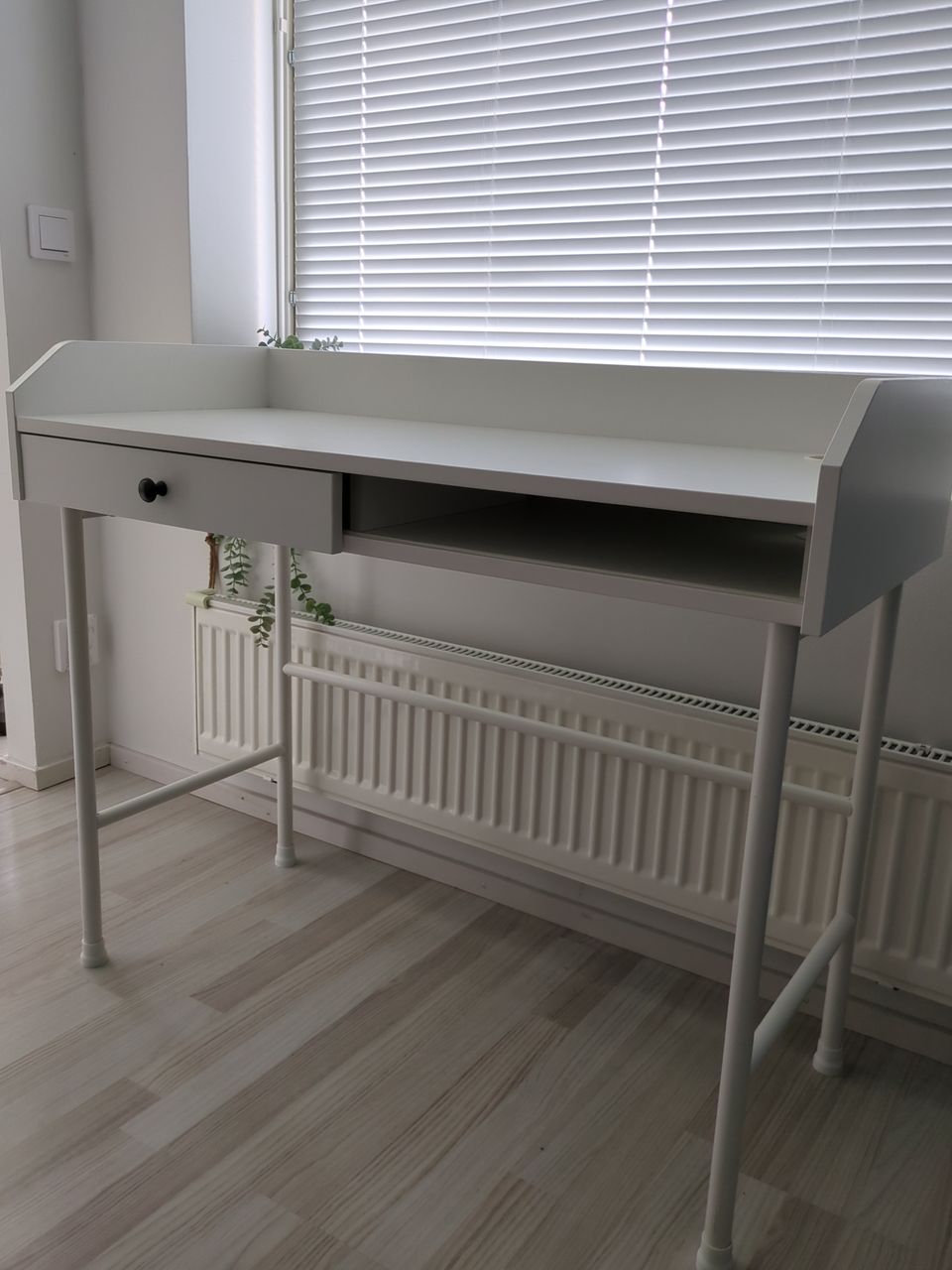 Työpöytä, Ikea Hauga