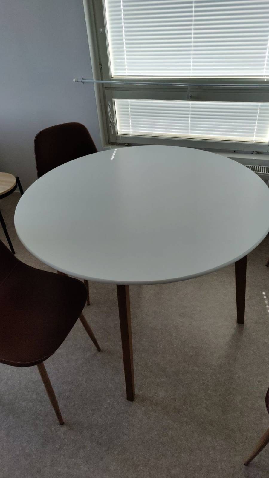 Ruokapöytä ja 2 tuolia