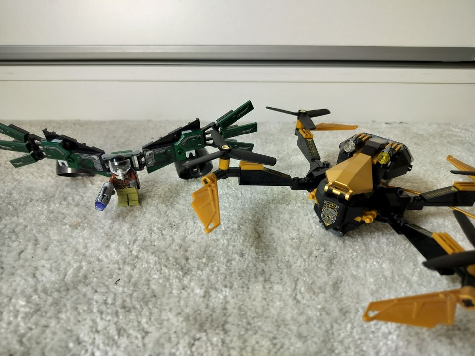 Lego spiderman ja dronekoptereiden kaksintaistelu