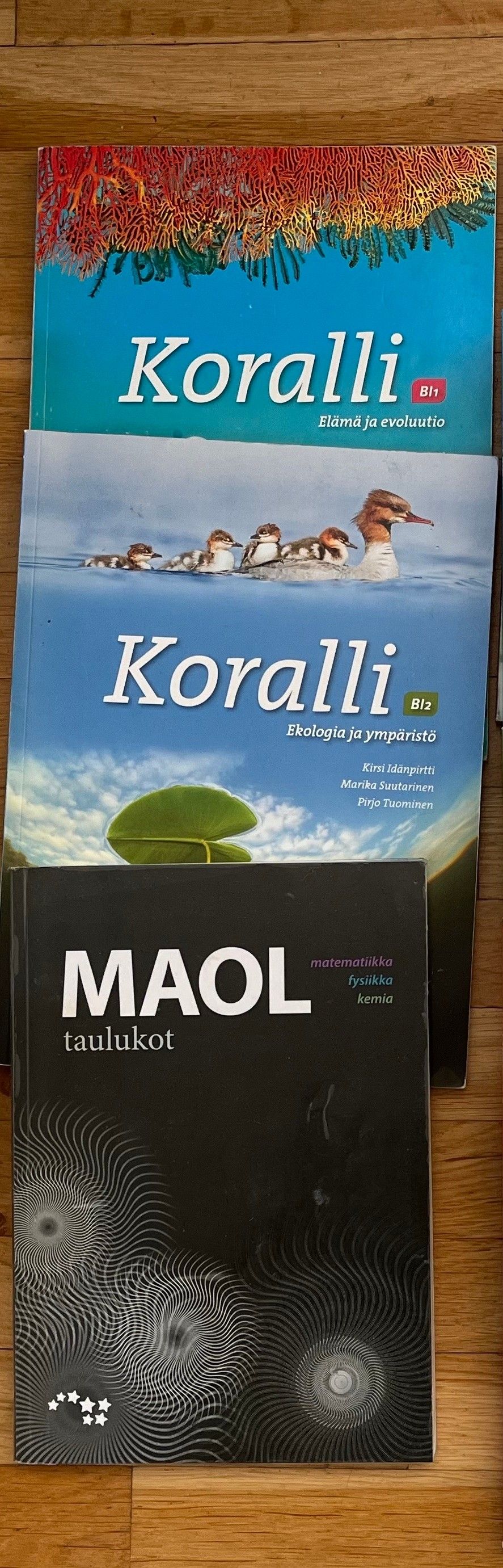 Lukion biologian kirjoja: Koralli BI1 ja BI2 + MAOL-taulukot