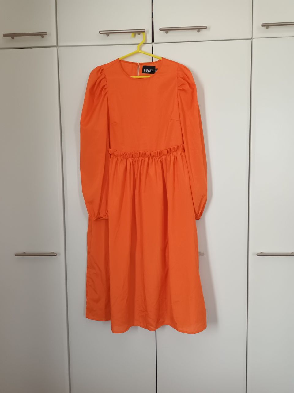 Oranssi mekko