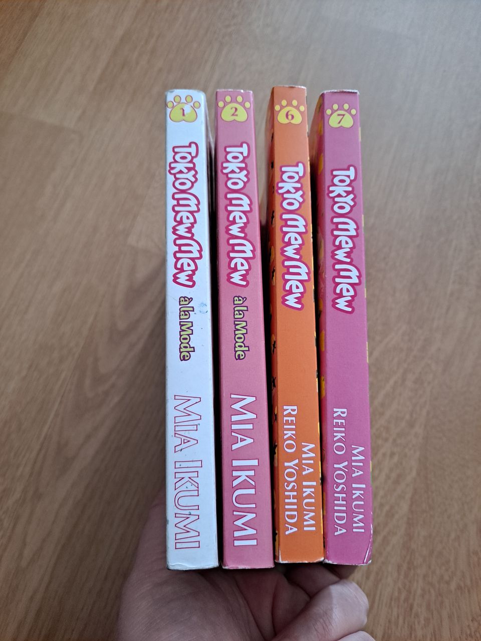 Tokyo Mew Mew-manga kirjat osat 1, 2, 6, 7.