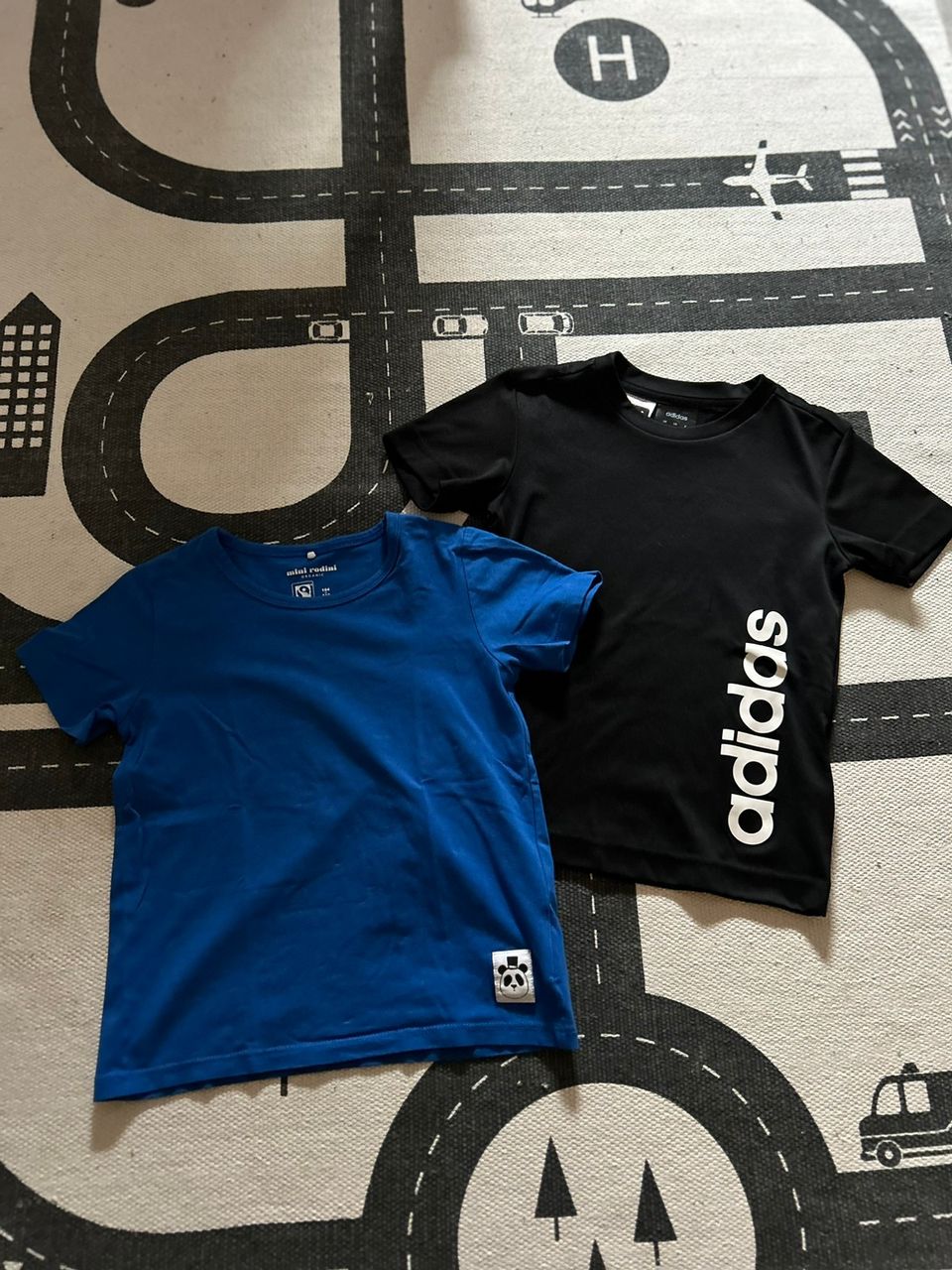 Mini rodinin ja adidas t- paidat 104/110