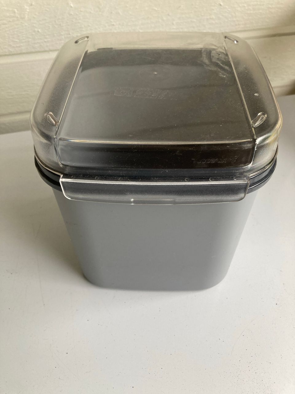 Tupperware kannellinen laatikko