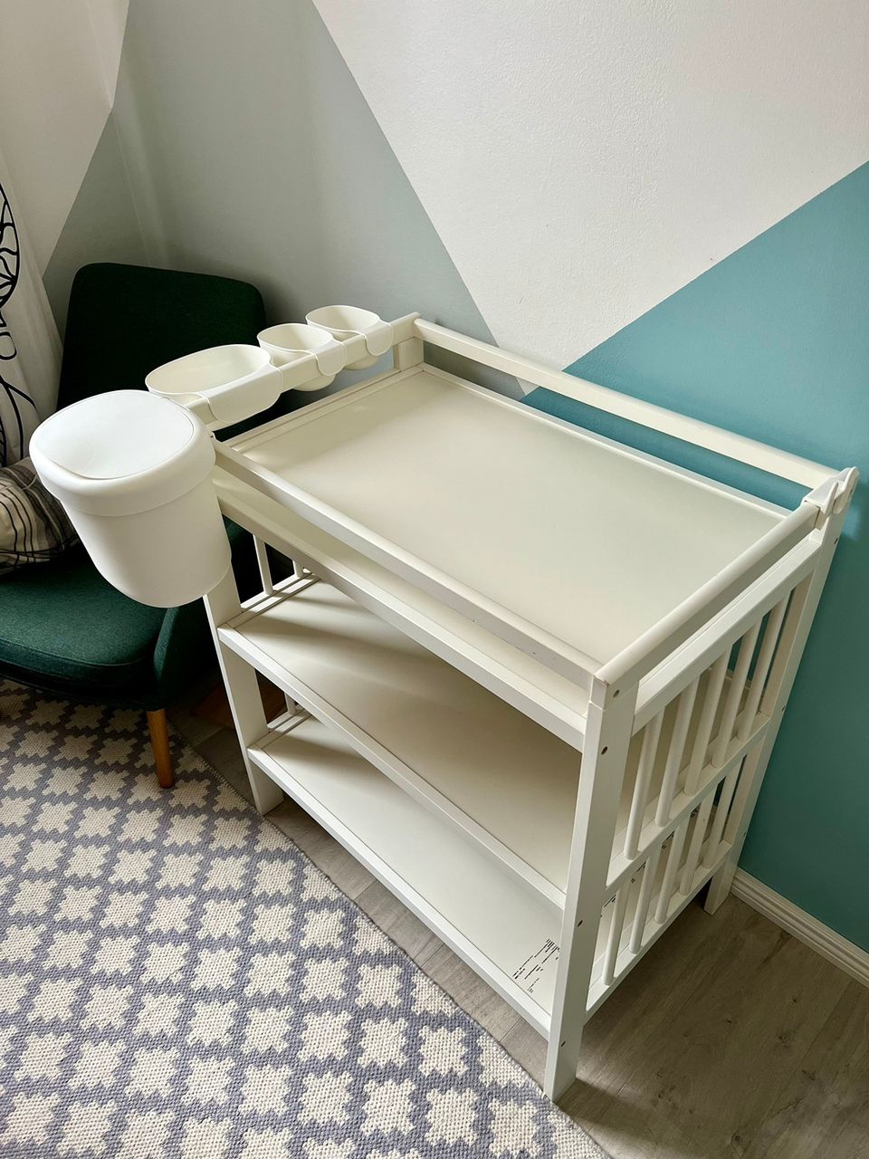 Ikea Gulliver-hoitopöytä + Önsklig hoitopöydän säilytyskorit