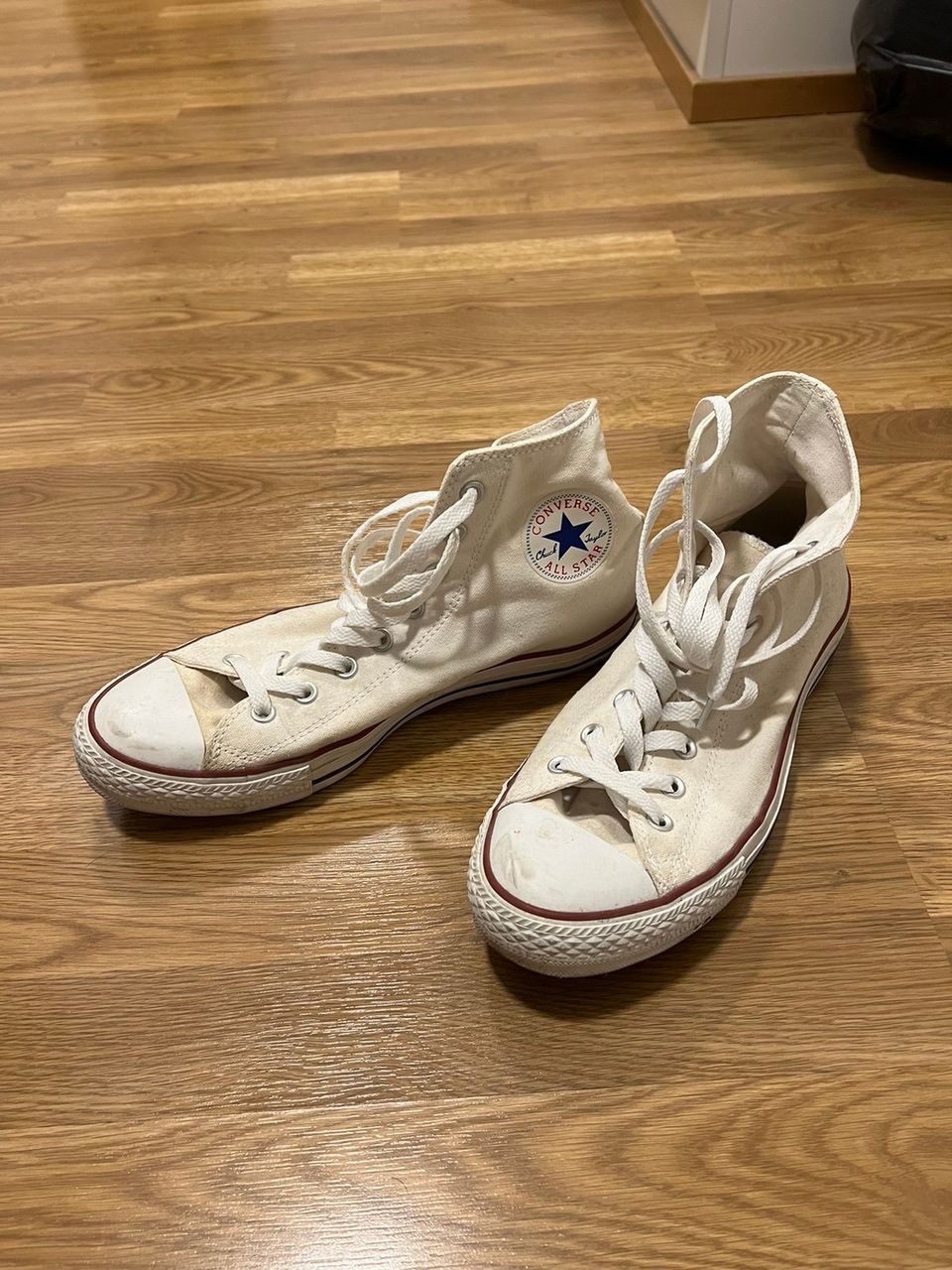 Myydään Converse 44 koon kengät