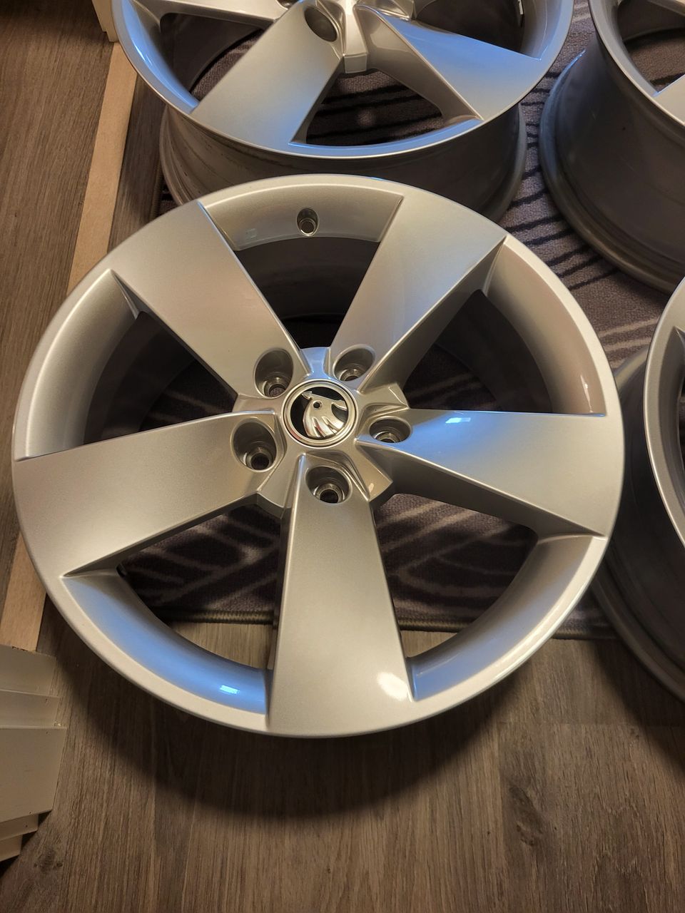 Skoda 17" oem uudet alumiinivanteet