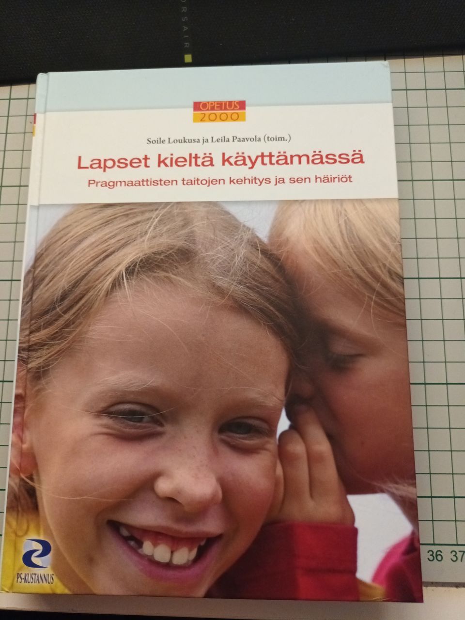 Lapset kieltä käyttämässä