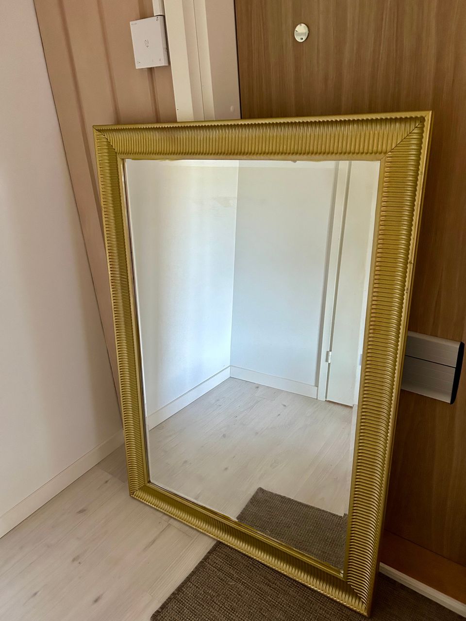 Iso kultakehyksinen peili
