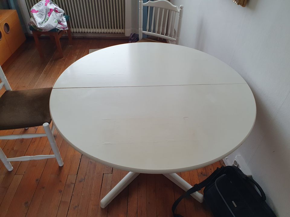 Jatkettava puinen pyöreä puupöytä 110 cm ja tuolit
