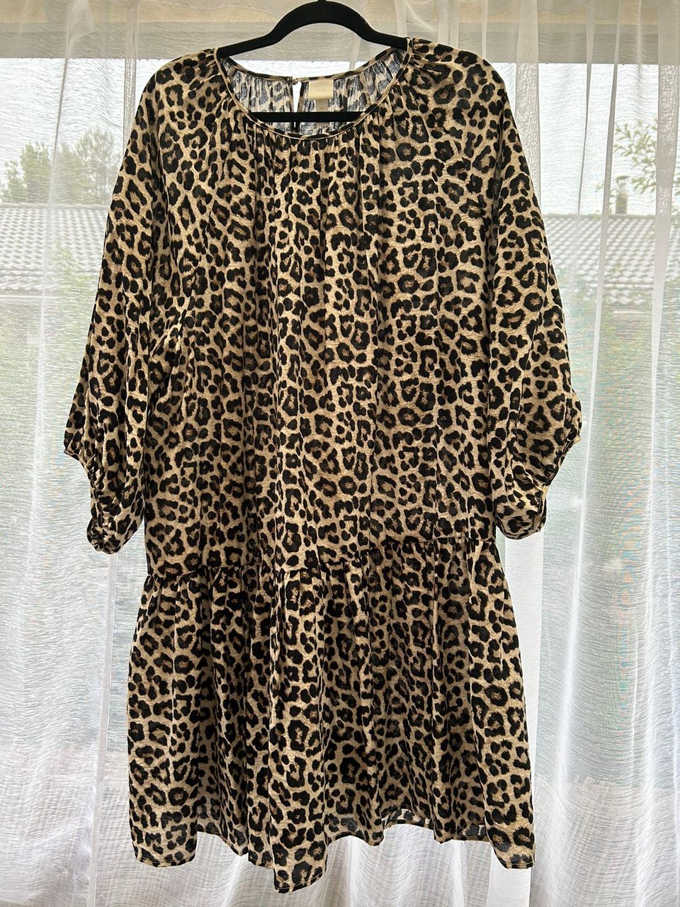 H&M:n ilmava reilun kokoinen leopardi mekko L koko