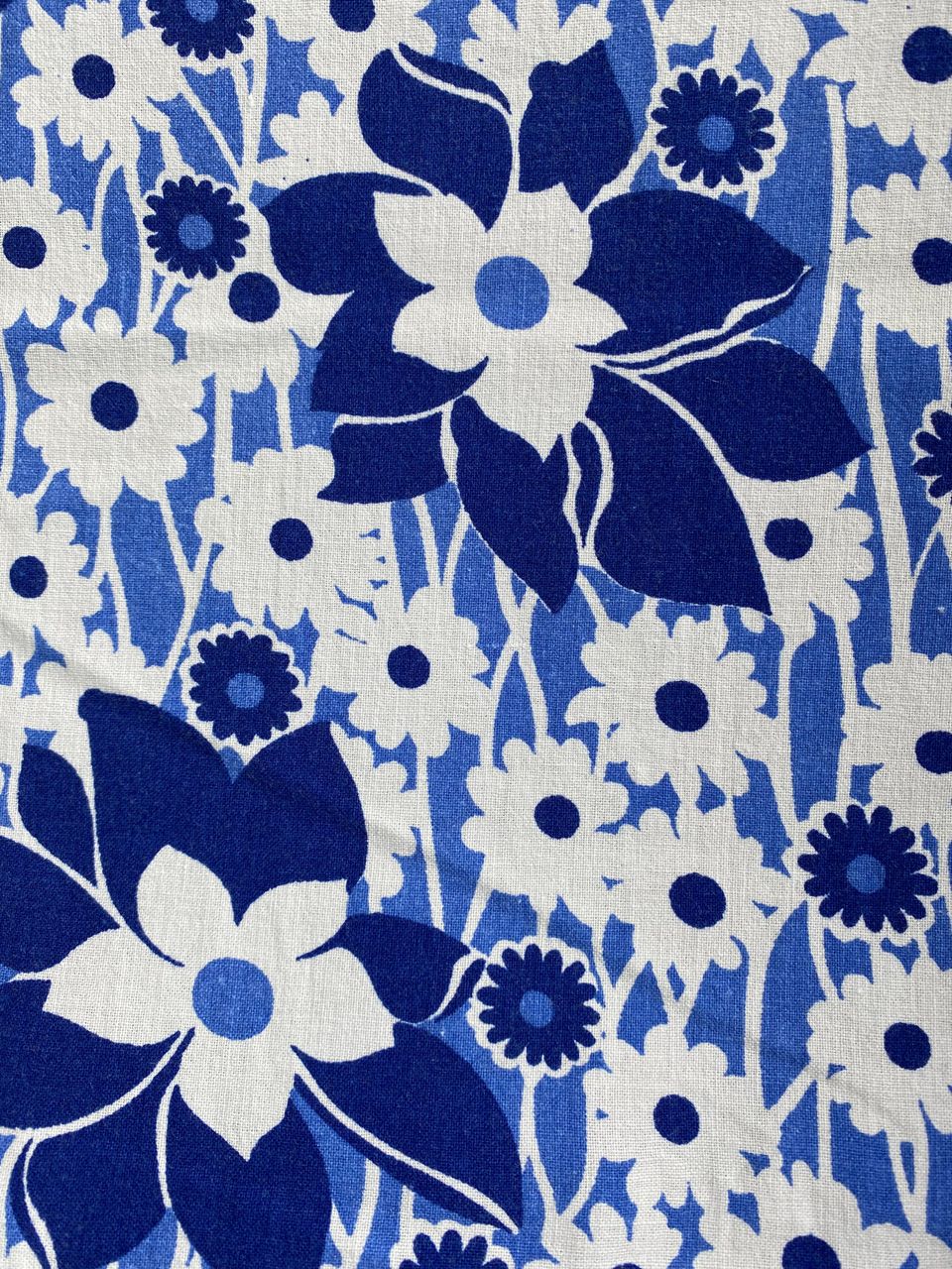 Kukkakuvioiset, sinivalkoiset sivuverhot