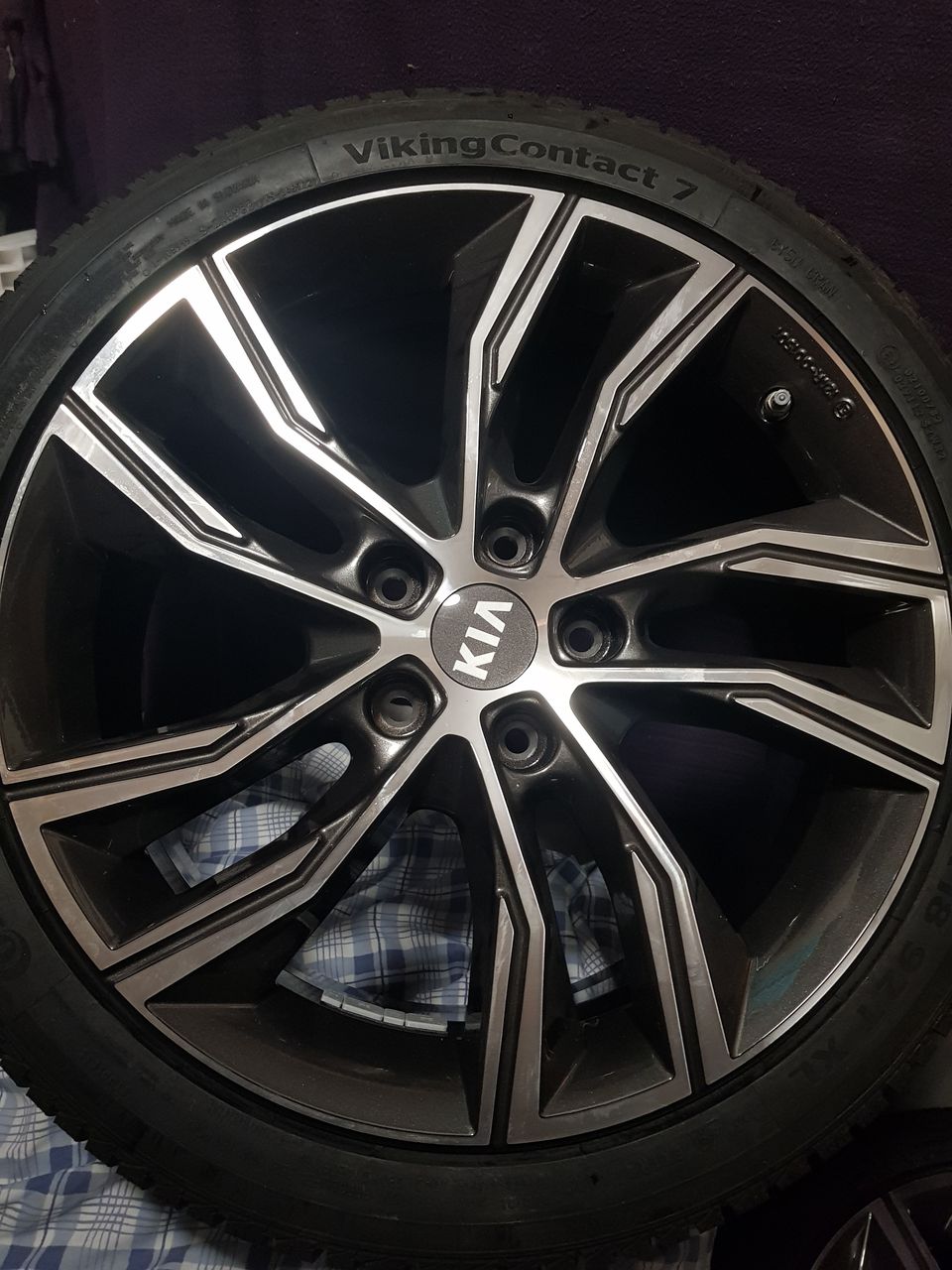 Kia 18" oem uudet alut ja uudet Continental kitkarenkaat