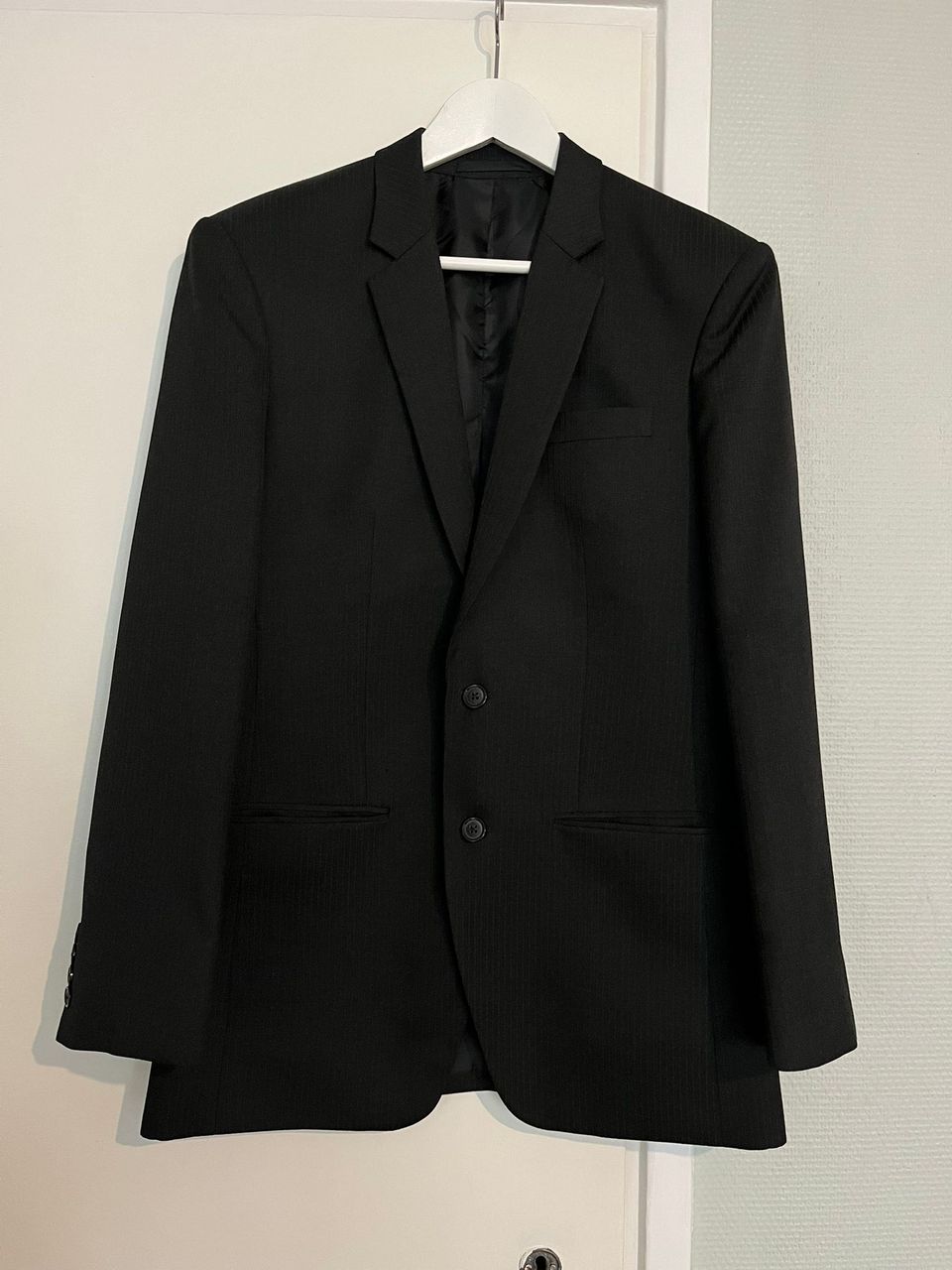 Miesten siisti musta puku, takki 48, housut 32