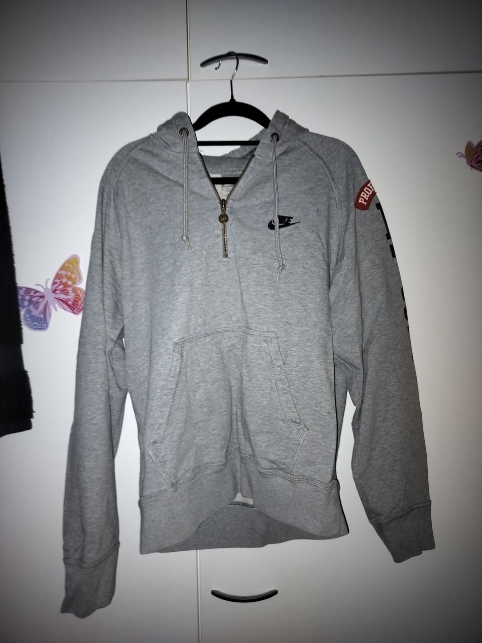 myydään harmaa nike sportswear huppari