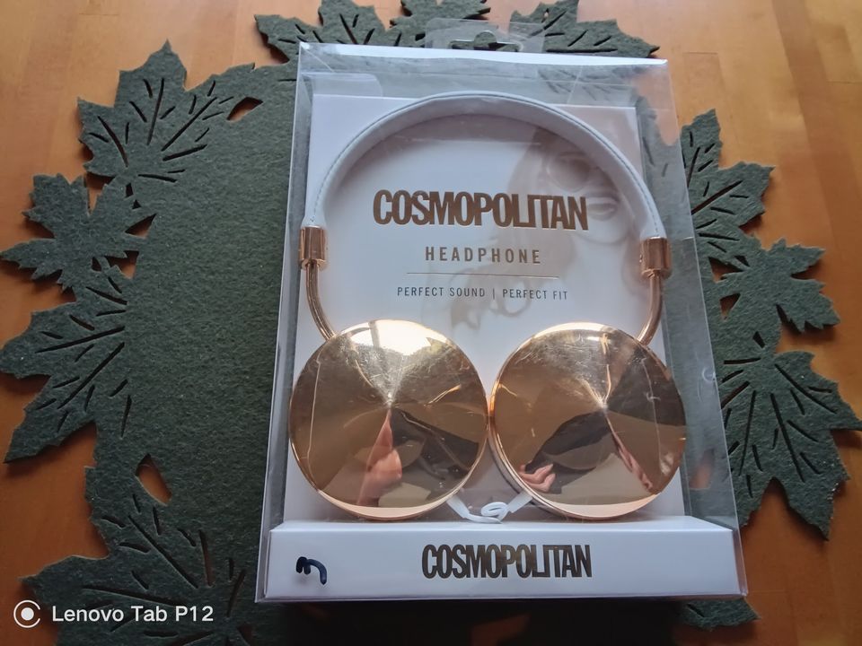 Cosmopolitan kuulokkeet uudet paketissa